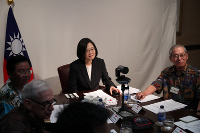 台美日前共同宣布成立「印太民主治理諮商」對話,蔡總統預告將在9月舉辦首次會議,討論如何發揮各自優勢及共享價值,以幫助區域國家面對治理挑戰。本月初台灣舉辦印太區域首場宗教自由對話,也是民主的重要里程碑。 圖:中央社 台美日前共同宣布成立「印太民主治理諮商」對話,蔡總統預告將在9月舉辦首次會議,討論如何發揮各自優勢及共享價值,以幫助區域國家面對治理挑戰。本月初台灣舉辦印太區域首場宗教自由對話,也是民主的重要里程碑。 圖:中央社