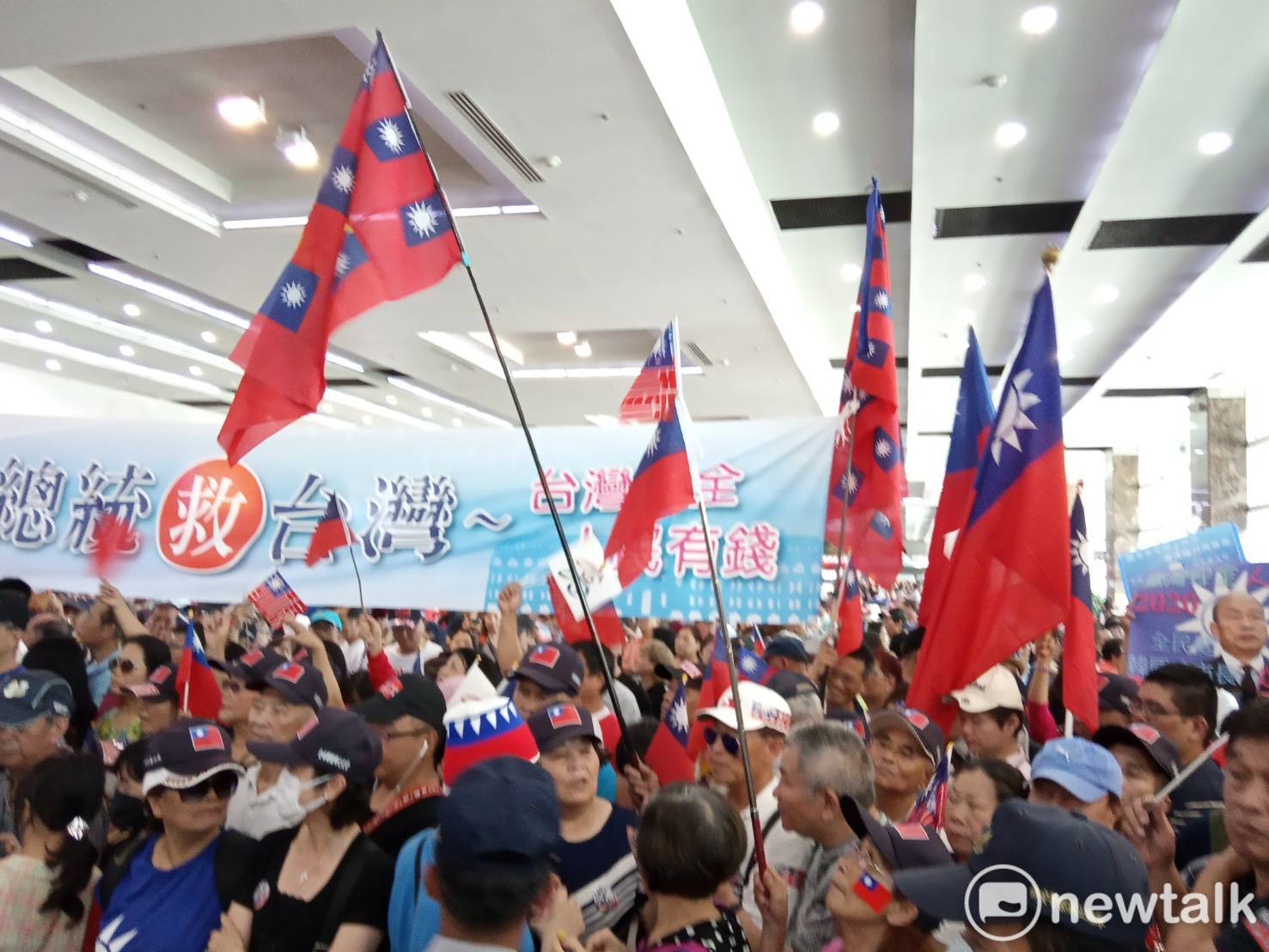 高雄市長韓國瑜將返抵小港機場,現場大批韓粉湧入。 圖:孫家銘/攝 高雄市長韓國瑜將返抵小港機場,現場大批韓粉湧入。 圖:孫家銘/攝