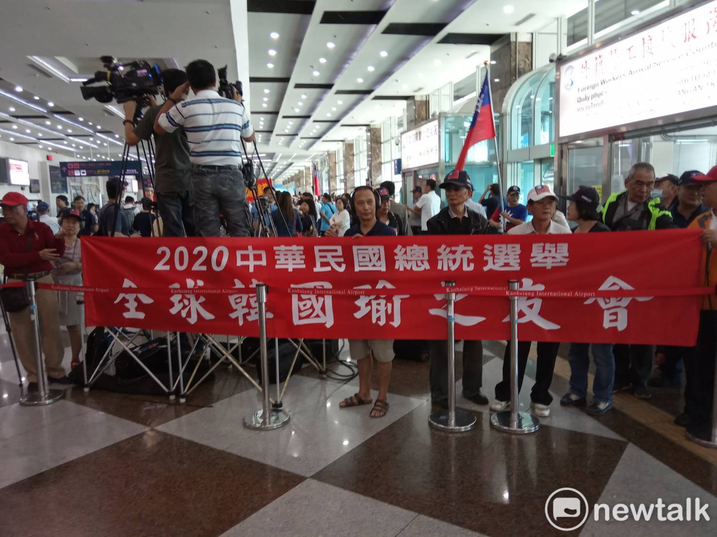 高雄市長韓國瑜將返抵小港機場,全球韓國瑜之友會力挺韓國瑜選總統。 圖:孫家銘/攝 高雄市長韓國瑜將返抵小港機場,全球韓國瑜之友會力挺韓國瑜選總統。 圖:孫家銘/攝