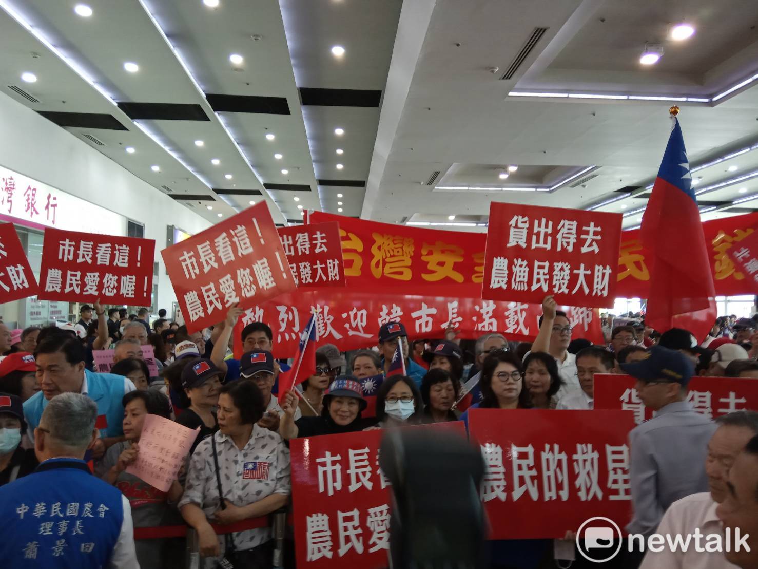 大批韓粉到小港機場接機。 圖 : 孫家銘/攝 大批韓粉到小港機場接機。 圖 : 孫家銘/攝