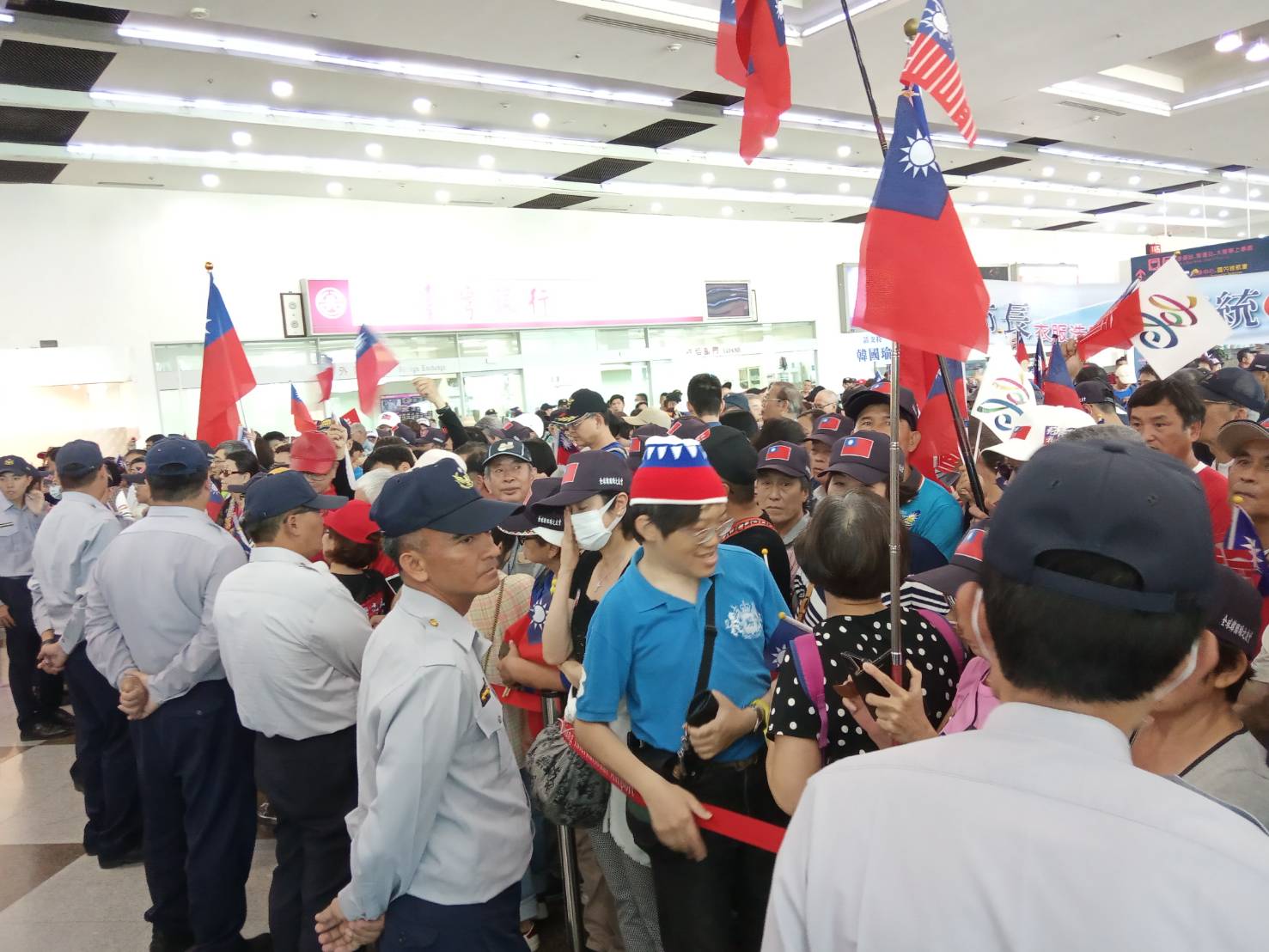 警方與韓粉壁壘分明。 圖 : 孫家銘/攝 警方與韓粉壁壘分明。 圖 : 孫家銘/攝