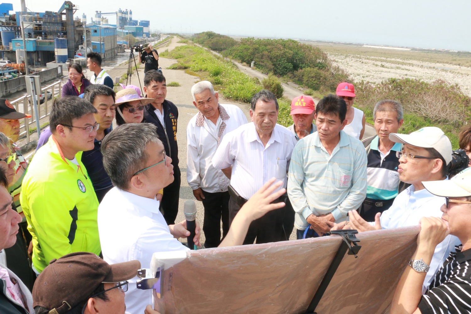蔡其昌向當地民眾說明堤防護岸整治作業進度。 圖 : 蔡其昌辦公室/提供 蔡其昌向當地民眾說明堤防護岸整治作業進度。 圖 : 蔡其昌辦公室/提供