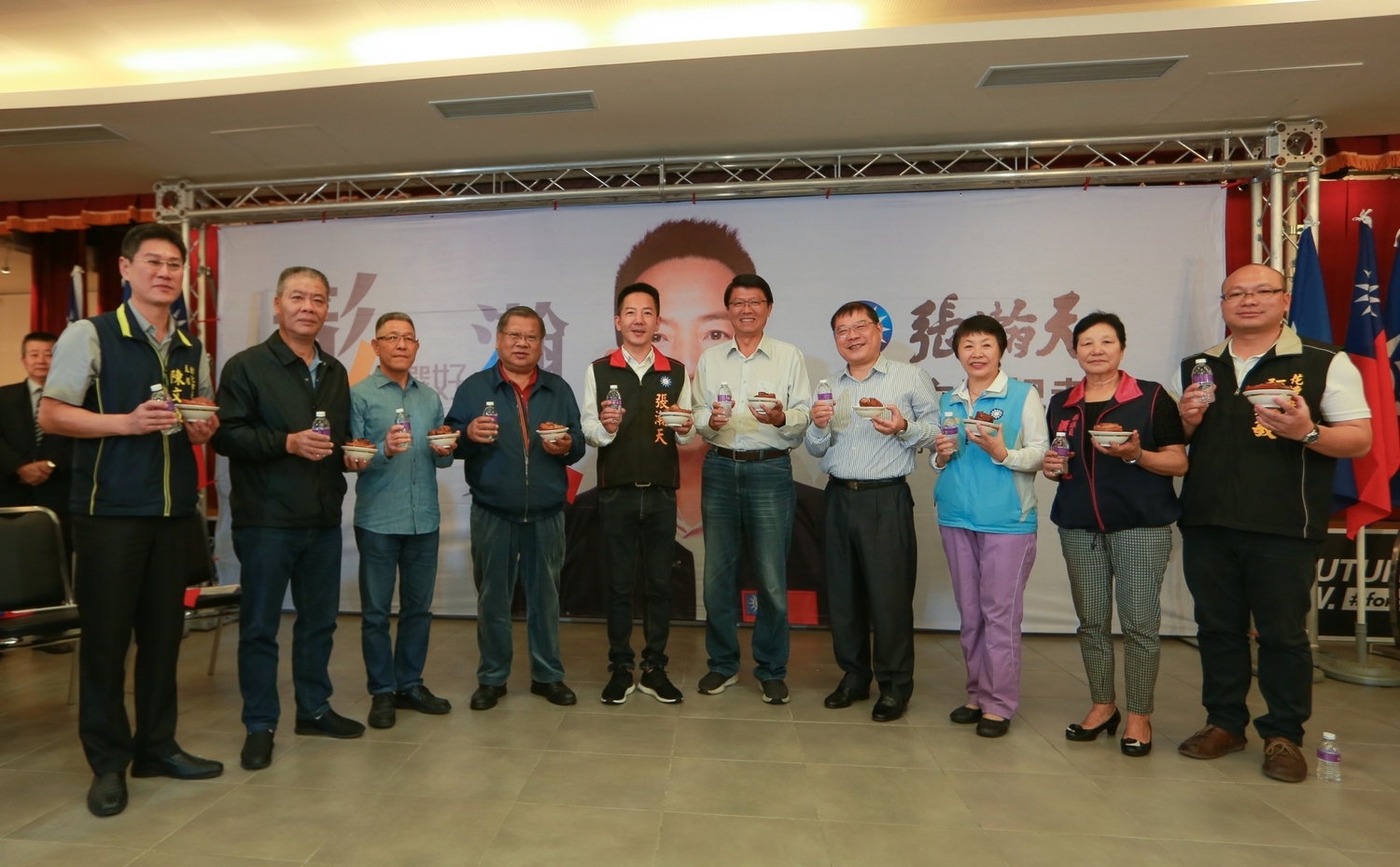 張瀚天及與會貴賓以礦泉水、爌肉飯宣示將捍衛乾淨選風,不買票、不請客,用誠心打動民眾。 圖 : 張瀚天服務處/提供 張瀚天及與會貴賓以礦泉水、爌肉飯宣示將捍衛乾淨選風,不買票、不請客,用誠心打動民眾。 圖 : 張瀚天服務處/提供