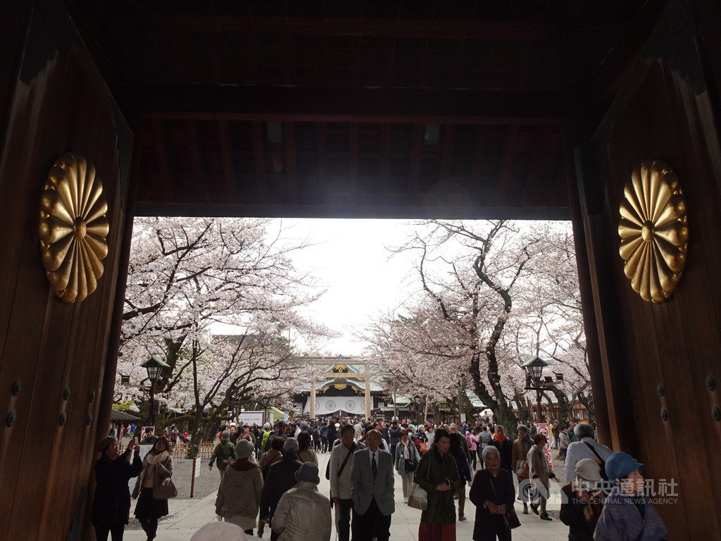 日皇明仁4月30日退位,目前年號「平成」的時代將結束,所以這波櫻花季被稱為「平成最後花見(賞櫻)」。與皇室有關的符號,像是菊花紋受注目。圖為靖國神社的大門。 圖/中央社 日皇明仁4月30日退位,目前年號「平成」的時代將結束,所以這波櫻花季被稱為「平成最後花見(賞櫻)」。與皇室有關的符號,像是菊花紋受注目。圖為靖國神社的大門。 圖/中央社