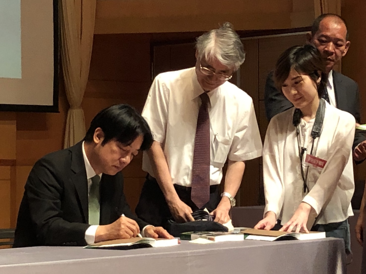 賴清德返回從政之路的起點─台南,舉辦新書「用行動帶來希望:賴清德的決策風格」簽書會,現場擠進數百位民眾排隊等候簽書。 圖:黃博郎/攝 賴清德返回從政之路的起點─台南,舉辦新書「用行動帶來希望:賴清德的決策風格」簽書會,現場擠進數百位民眾排隊等候簽書。 圖:黃博郎/攝