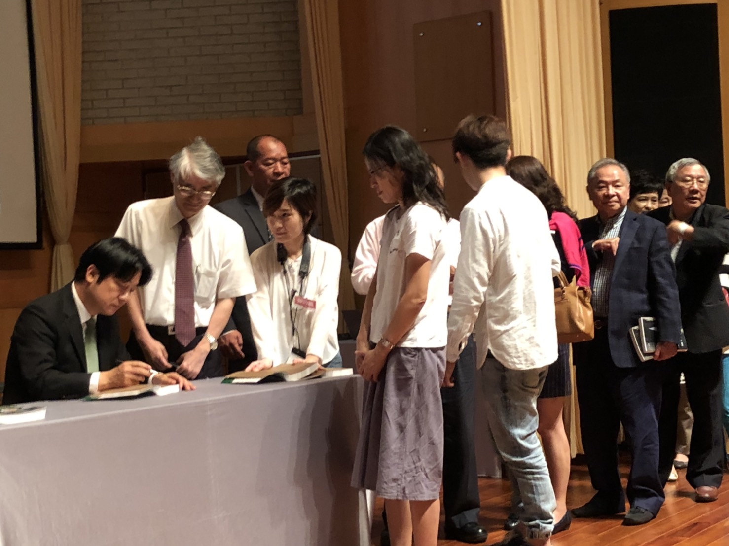 賴清德返回從政之路的起點─台南,舉辦新書「用行動帶來希望:賴清德的決策風格」簽書會,現場擠進數百位民眾排隊等候簽書。 圖:黃博郎/攝 賴清德返回從政之路的起點─台南,舉辦新書「用行動帶來希望:賴清德的決策風格」簽書會,現場擠進數百位民眾排隊等候簽書。 圖:黃博郎/攝