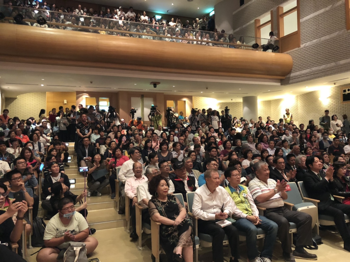 賴清德在台南舉辦新書「用行動帶來希望:賴清德的決策風格」簽書會,現場擠進數百位民眾。 圖:黃博郎/攝 賴清德在台南舉辦新書「用行動帶來希望:賴清德的決策風格」簽書會,現場擠進數百位民眾。 圖:黃博郎/攝