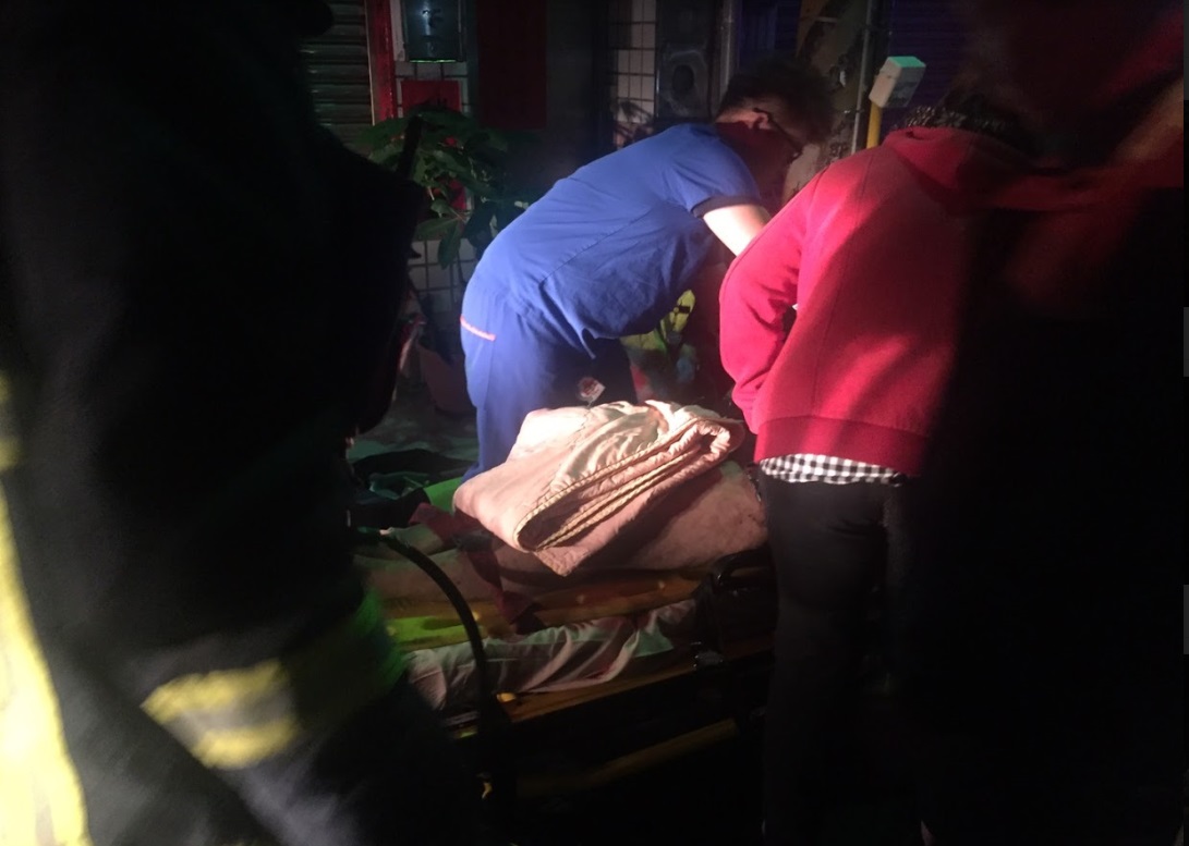 消防人員在3樓發現5名傷者,屋主夫婦送醫後不治,三名子女則是緊急送往沙鹿光田醫院與梧棲童綜合醫院救治。 消防人員在3樓發現5名傷者,屋主夫婦送醫後不治,三名子女則是緊急送往沙鹿光田醫院與梧棲童綜合醫院救治。