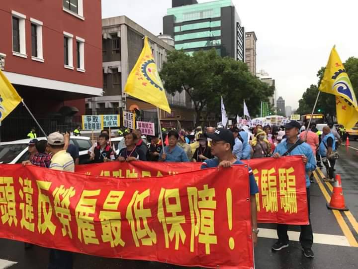 圖:運發局工會約聘雇為自己權益走上街頭,卻有人坐直火箭升官。 圖:翻攝高雄市運動發展局工會臉書。 圖:運發局工會約聘雇為自己權益走上街頭,卻有人坐直火箭升官。 圖:翻攝高雄市運動發展局工會臉書。