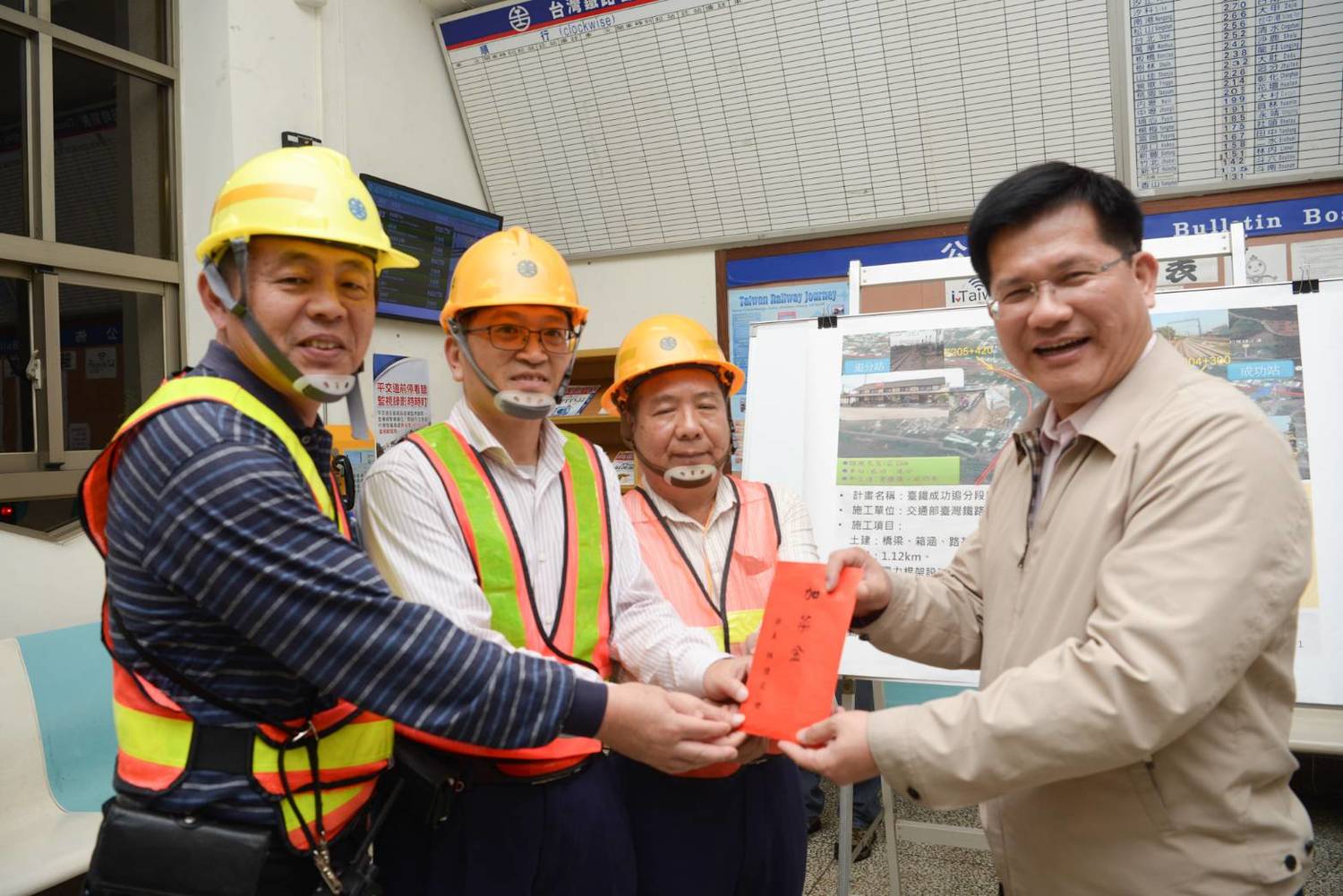 交通部長林佳龍於昨(30)日夜間視察台中地區前瞻基礎建設「台鐵成功追分段鐵路雙軌化新建工程」南線軌道切換作業。致贈加菜金。 圖:交通部台灣鐵路管理局/提供 交通部長林佳龍於昨(30)日夜間視察台中地區前瞻基礎建設「台鐵成功追分段鐵路雙軌化新建工程」南線軌道切換作業。致贈加菜金。 圖:交通部台灣鐵路管理局/提供