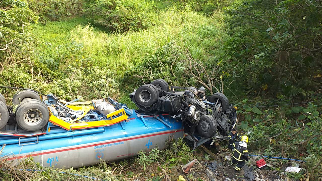 一輛中油油罐車與一台藍寶堅尼超跑正面發生碰撞,油灌車失控摔落邊坡。 圖:翻攝自youtube 一輛中油油罐車與一台藍寶堅尼超跑正面發生碰撞,油灌車失控摔落邊坡。 圖:翻攝自youtube