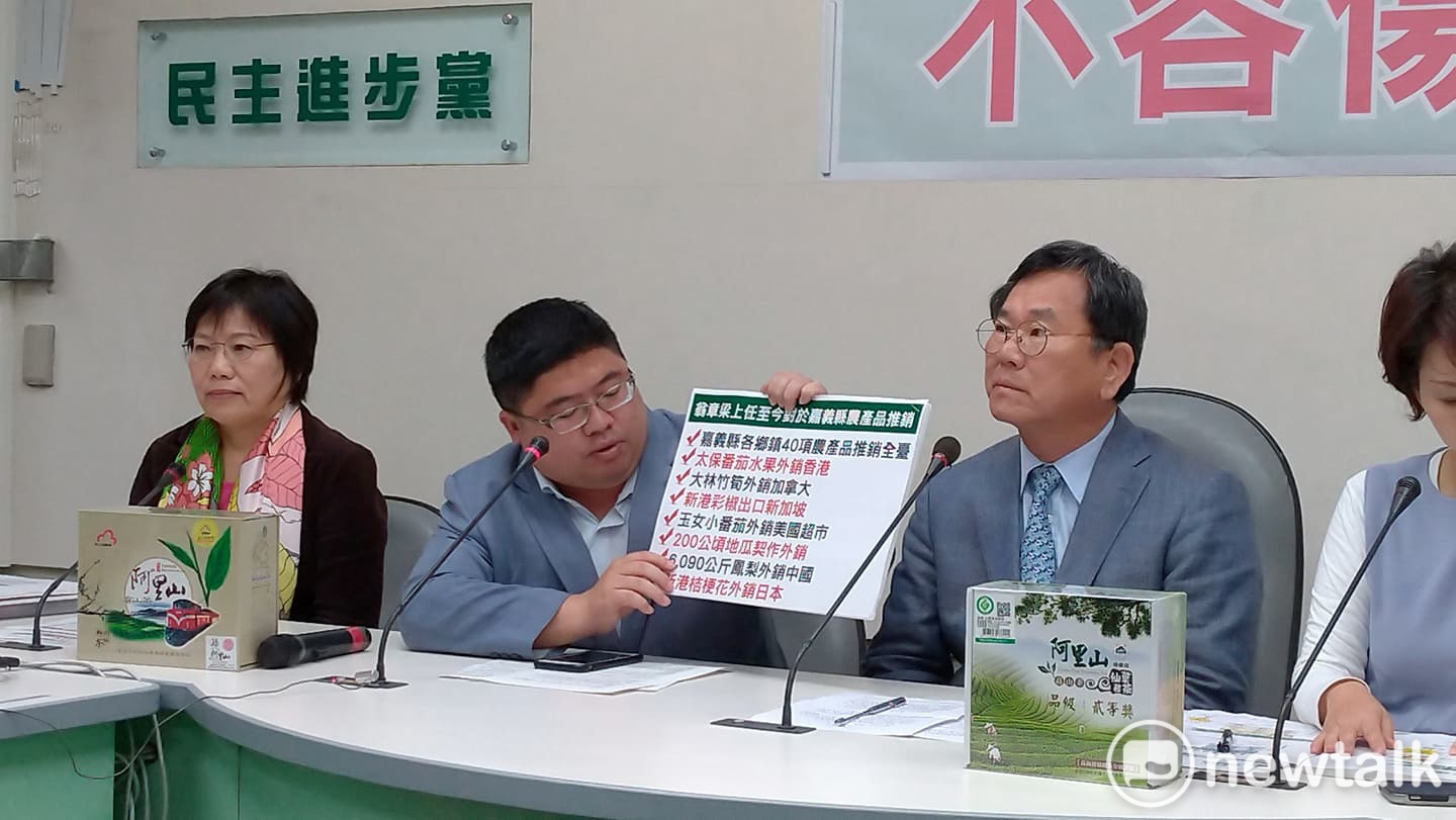 蔡易餘拿出翁章梁的農業政績。 圖:陳佩君/攝 蔡易餘拿出翁章梁的農業政績。 圖:陳佩君/攝