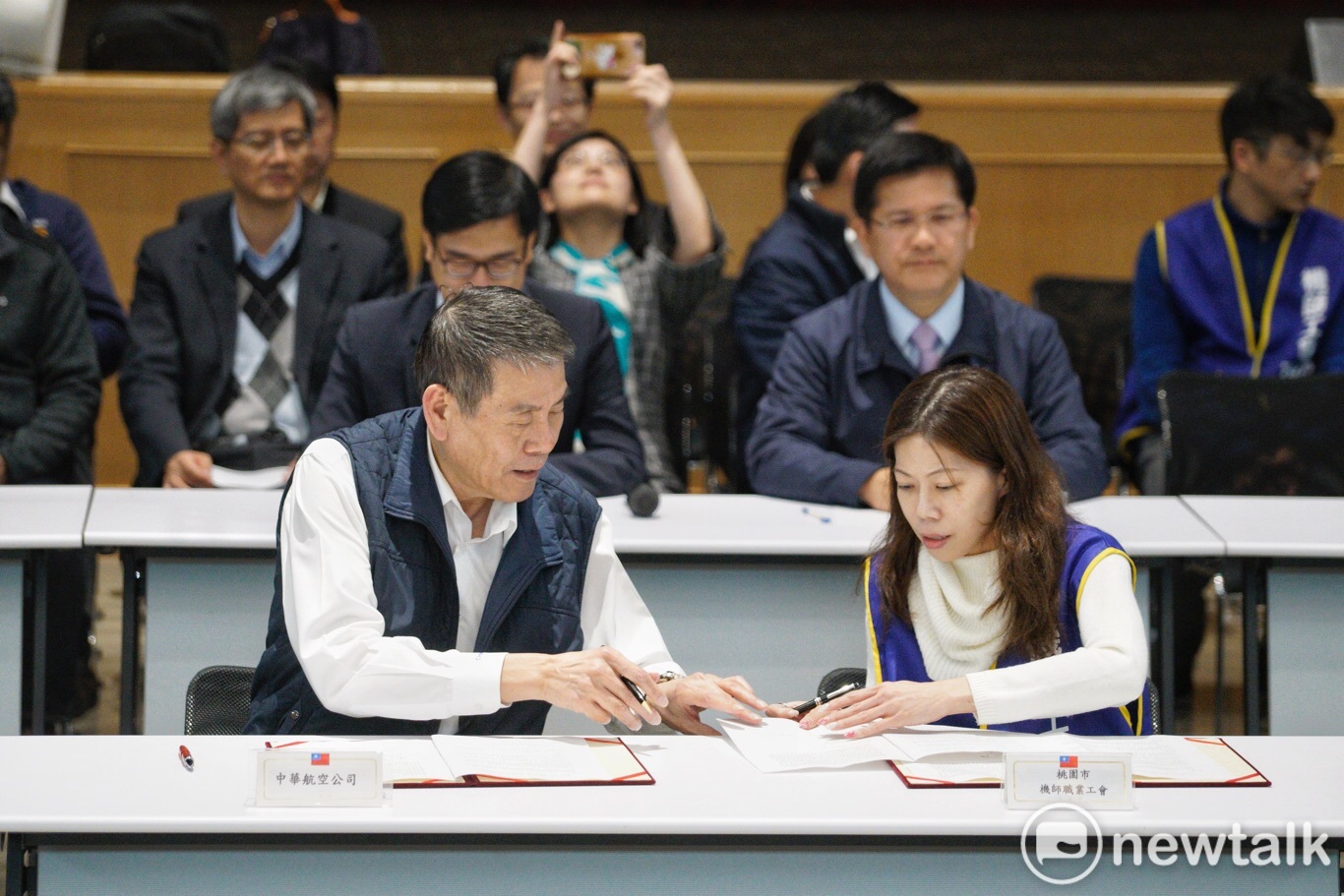 華航董事長人事案,確定由總經理謝世謙(前左)接任。本圖為今年2月華航機師罷工事件落幕,謝世謙代表華航資方與機師工會理事長李信燕(前右)簽署團體協約。 圖:張良一/攝 華航董事長人事案,確定由總經理謝世謙(前左)接任。本圖為今年2月華航機師罷工事件落幕,謝世謙代表華航資方與機師工會理事長李信燕(前右)簽署團體協約。 圖:張良一/攝