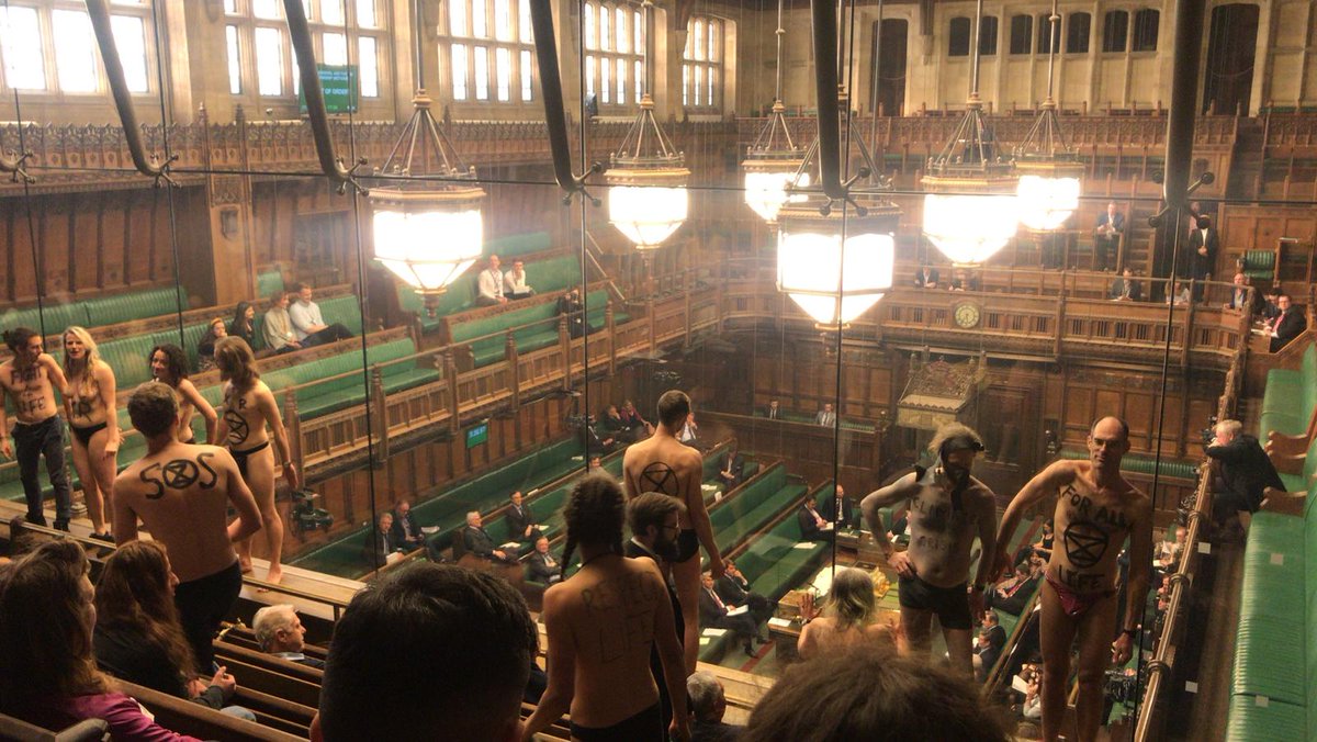 英國國會下議院1日遭到「反抗滅絕」團體示威,半裸的抗議者在國會又喊又唱,引起一陣騷動。 圖:翻攝自「反抗滅絕」推特 英國國會下議院1日遭到「反抗滅絕」團體示威,半裸的抗議者在國會又喊又唱,引起一陣騷動。 圖:翻攝自「反抗滅絕」推特