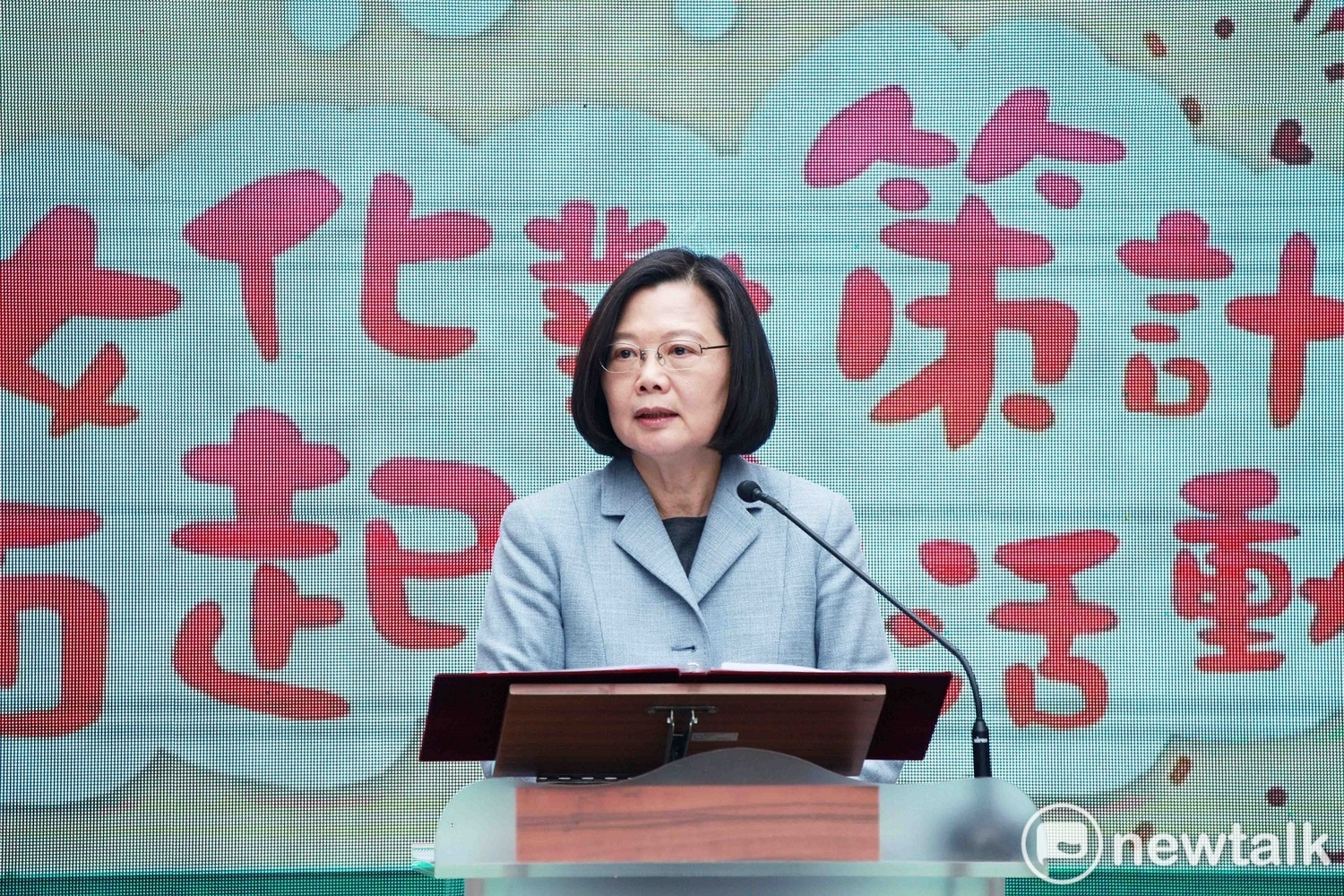 蔡英文表示,少子化是國安問題,要盡速處理才能避免國家財政負擔及衍生孩子教育成長的問題,中央推出「準公共政策」,預計113年增加公共化幼兒園班數到3,000班。 圖:林昀真/攝 蔡英文表示,少子化是國安問題,要盡速處理才能避免國家財政負擔及衍生孩子教育成長的問題,中央推出「準公共政策」,預計113年增加公共化幼兒園班數到3,000班。 圖:林昀真/攝