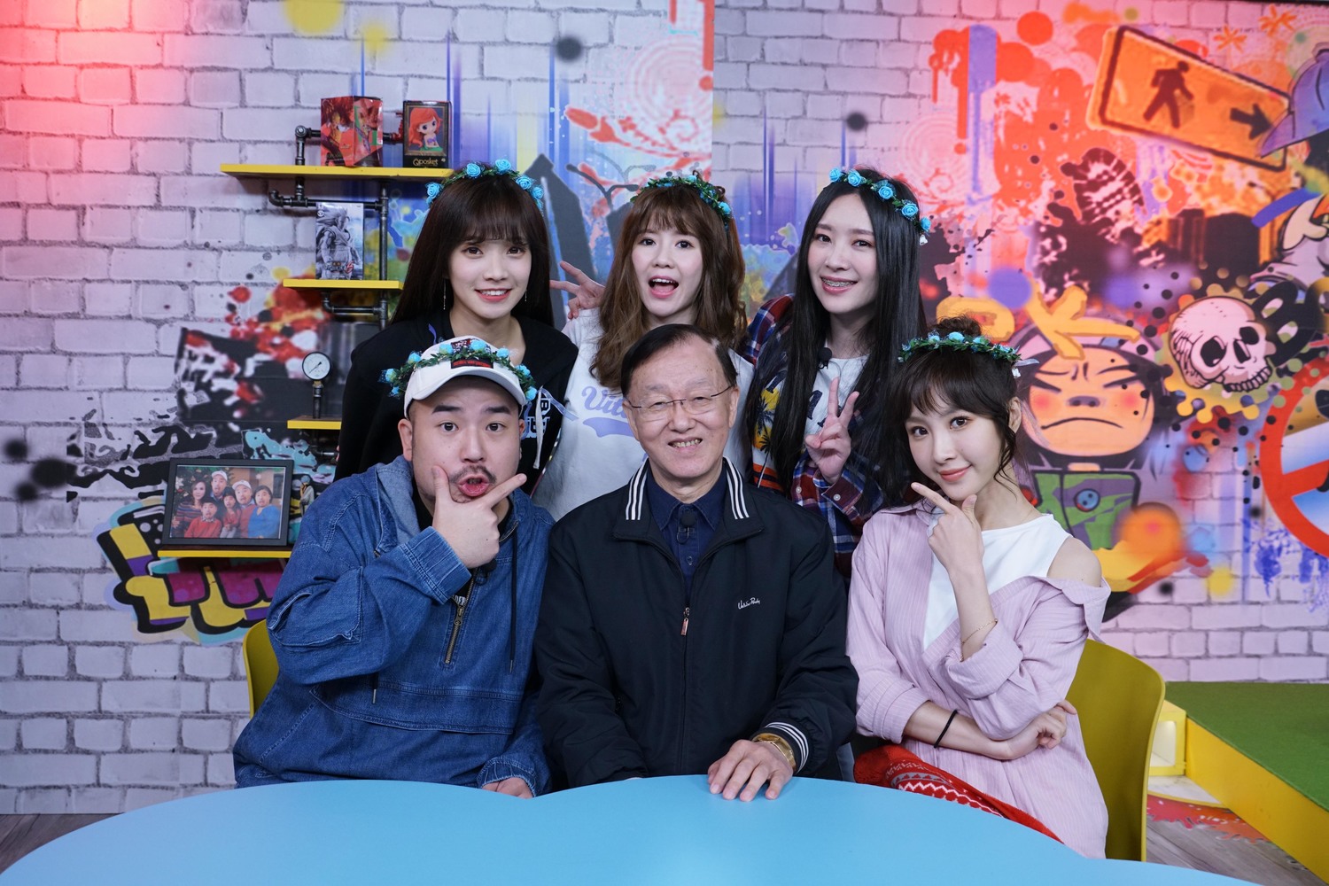 盛竹如雖已79歲高齡，但對年輕人的事物仍充滿熱情。（後排左起：Kittie、Momo、大魚；前排左起：阿達、盛竹如、陳瑀希。）