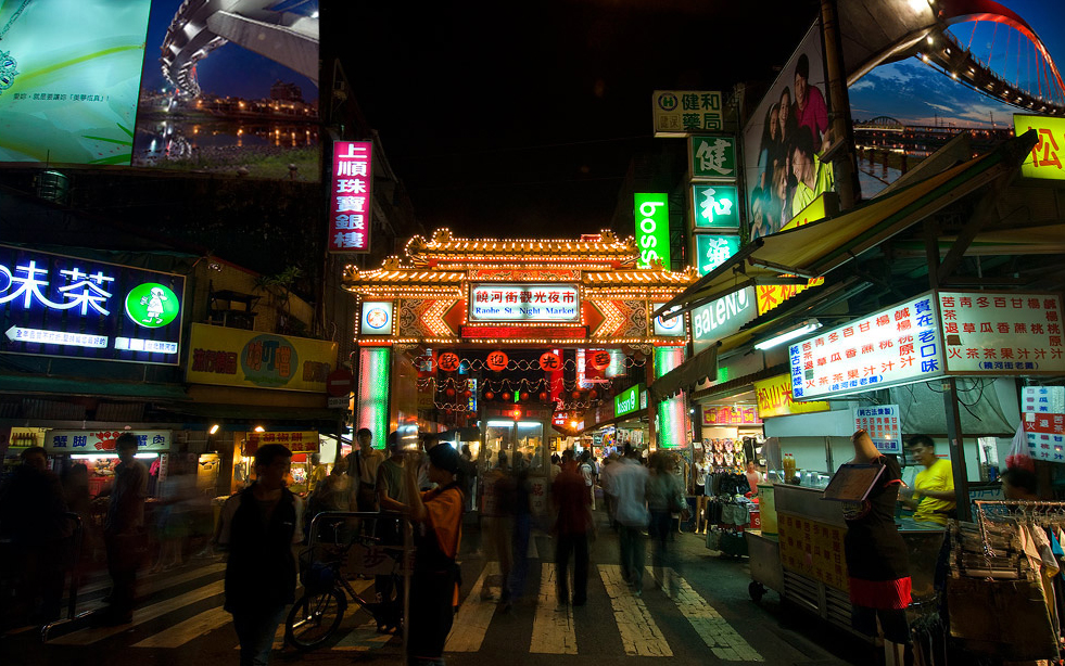 饒河街夜市。 圖:取自交通部觀光局官網 饒河街夜市。 圖:取自交通部觀光局官網