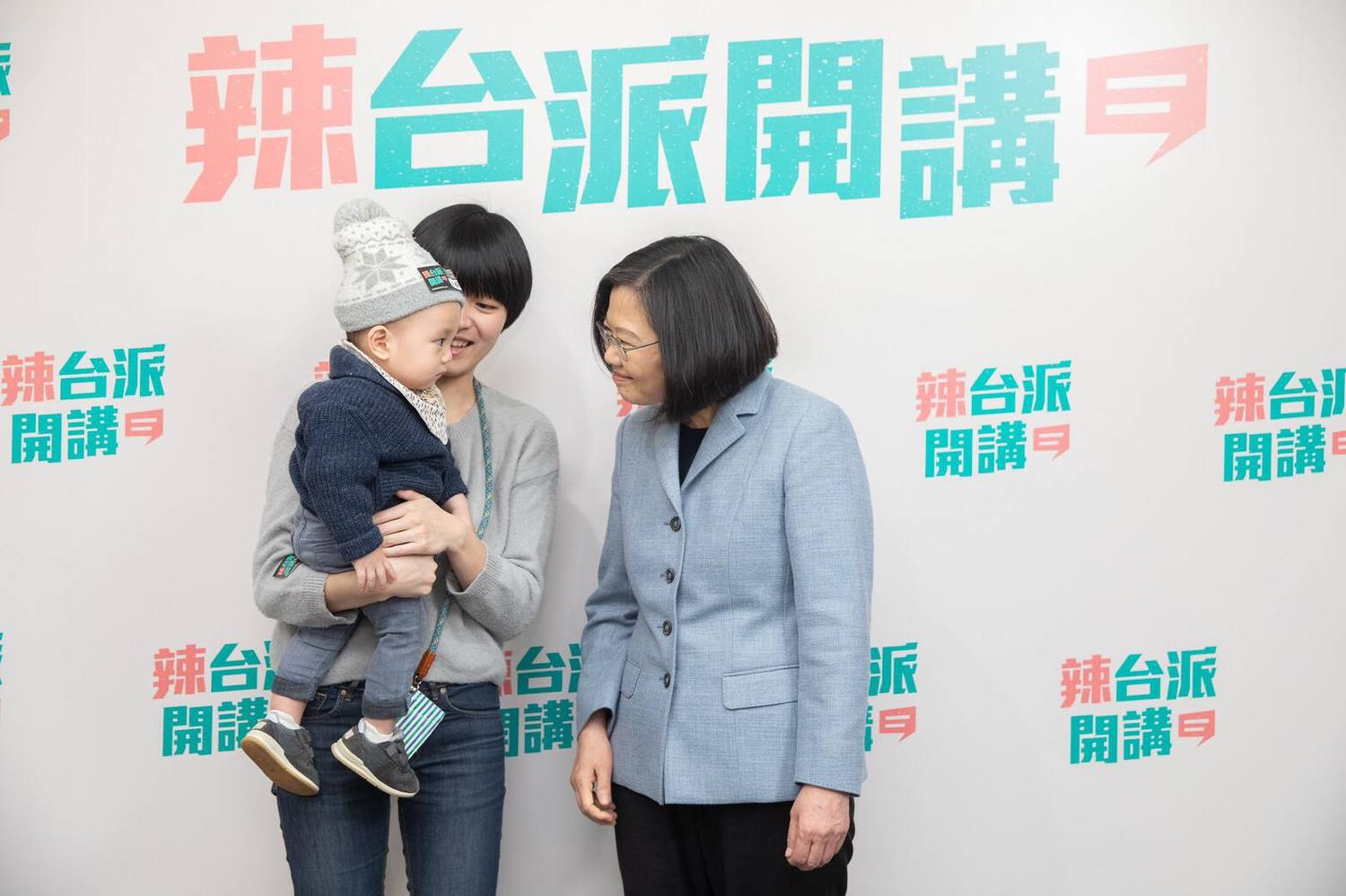 家長抱著小朋友參加活動。 圖:擷取自蔡英文臉書 家長抱著小朋友參加活動。 圖:擷取自蔡英文臉書