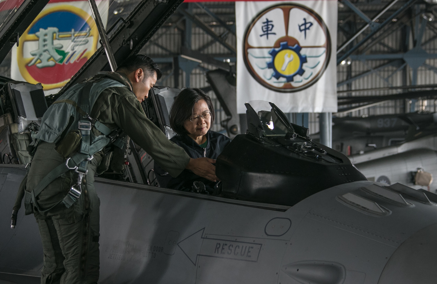 蔡英文總統4日視導空軍第四聯隊,登上F-16V座艙。 圖:軍聞社 / 提供 蔡英文總統4日視導空軍第四聯隊,登上F-16V座艙。 圖:軍聞社 / 提供