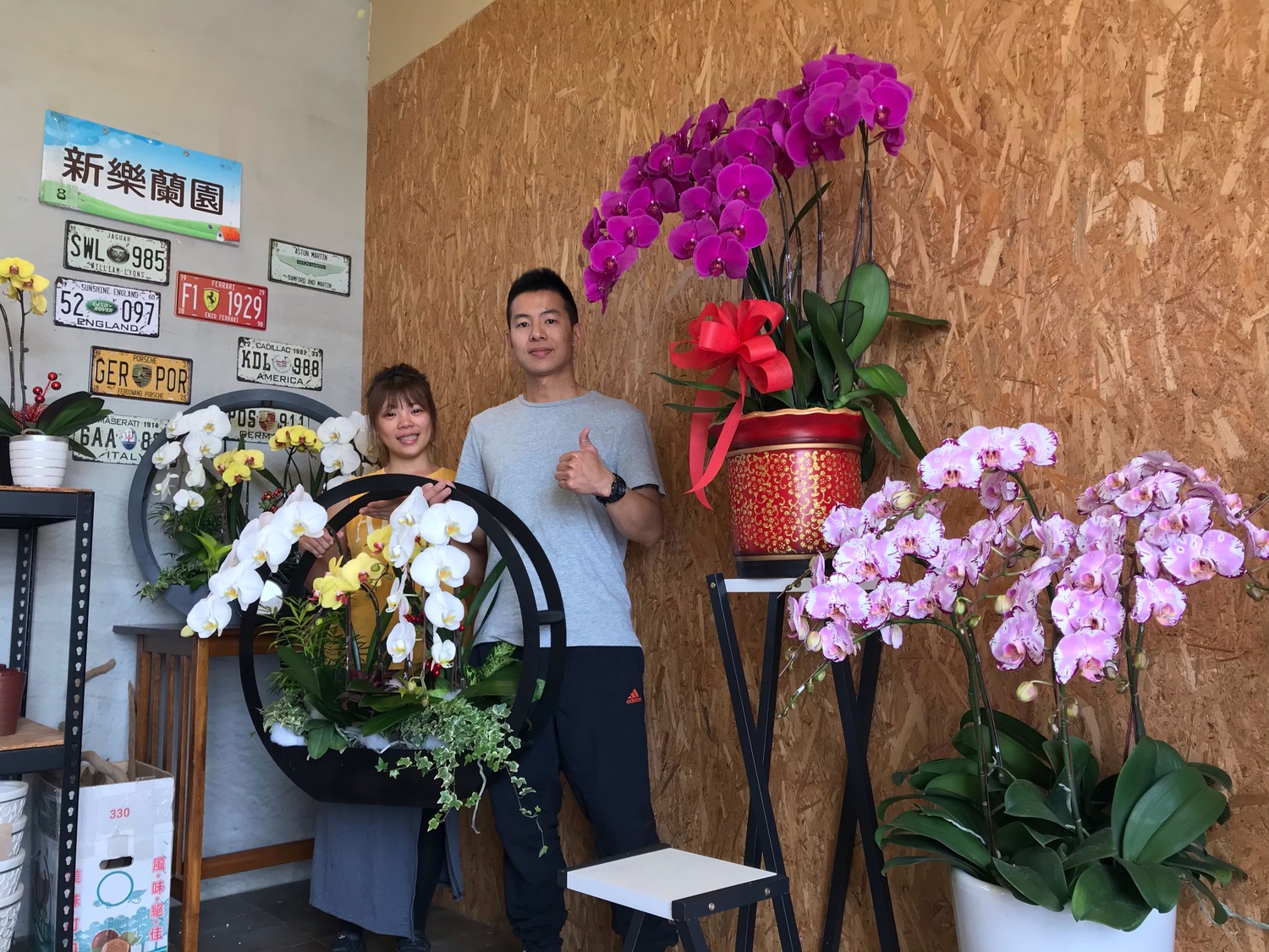 曾德善與妻子共同經營新樂蘭園,在傳統經驗基礎上,引進科技設備提升品質與投資報酬率。 圖:記者常似虎/攝 曾德善與妻子共同經營新樂蘭園,在傳統經驗基礎上,引進科技設備提升品質與投資報酬率。 圖:記者常似虎/攝