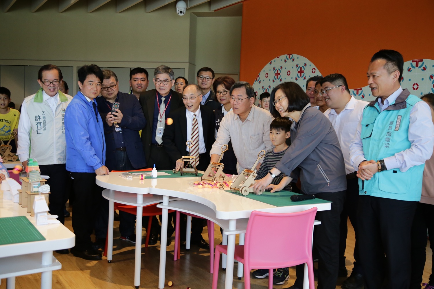 總統蔡英文在兒童節與小朋友一起玩投石機遊戲。 圖:嘉義縣政府/提供 總統蔡英文在兒童節與小朋友一起玩投石機遊戲。 圖:嘉義縣政府/提供