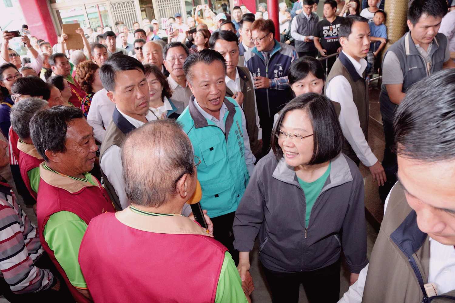 總統蔡英文到宮廟祈福,受到民眾熱情包圍。 圖:嘉義縣政府/提供 總統蔡英文到宮廟祈福,受到民眾熱情包圍。 圖:嘉義縣政府/提供