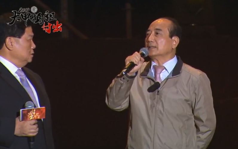 前立法院長王金平打頭陣,請媽祖出神龕。 圖:翻攝自大甲鎮瀾宮臉書 前立法院長王金平打頭陣,請媽祖出神龕。 圖:翻攝自大甲鎮瀾宮臉書