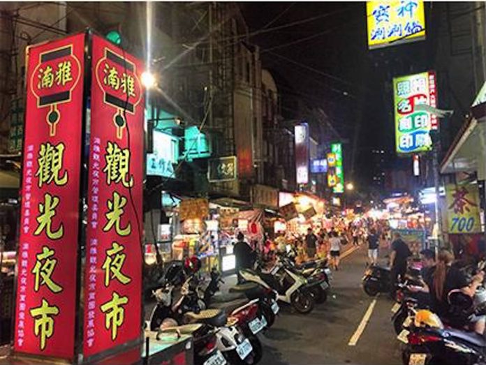 位於新北市板橋的湳雅夜市開業 32 年,擁有各式小吃及遊戲攤商,傳出夜市後半部受都更影響將歇業消息,引發熱論。 圖:翻攝自 新北觀光旅遊網 位於新北市板橋的湳雅夜市開業 32 年,擁有各式小吃及遊戲攤商,傳出夜市後半部受都更影響將歇業消息,引發熱論。 圖:翻攝自 新北觀光旅遊網