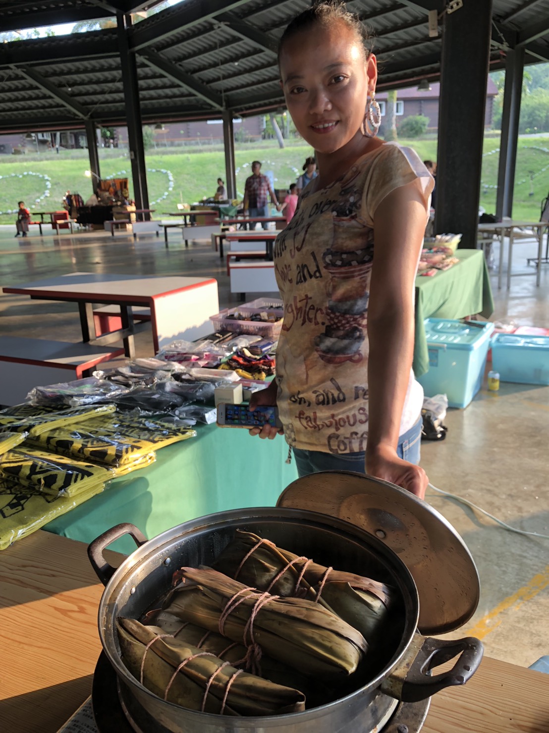 排灣族傳統美食與飾品攤位。 圖:小墾丁渡假村/提供 排灣族傳統美食與飾品攤位。 圖:小墾丁渡假村/提供