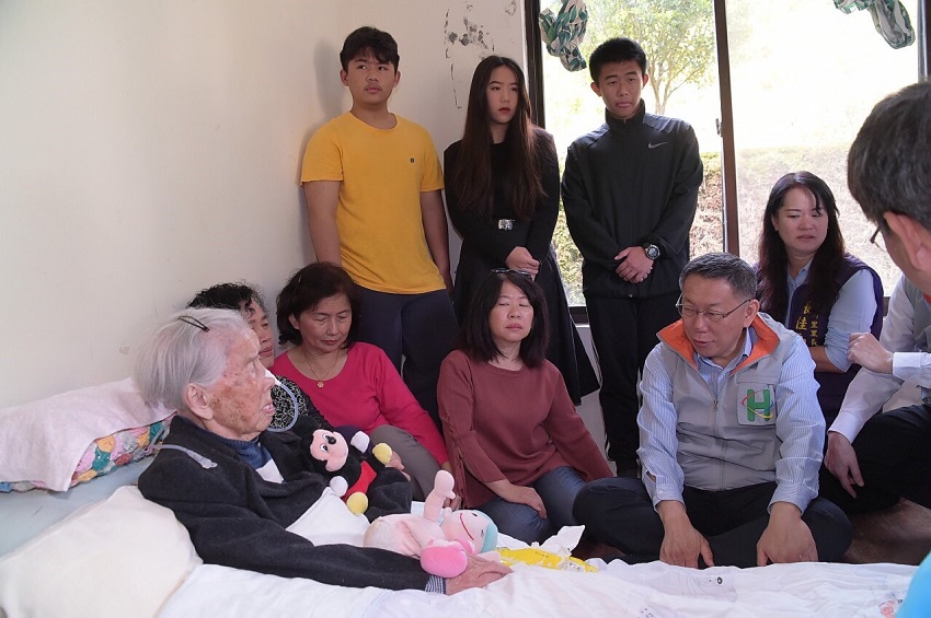 柯文哲今天前往德興茶園擔任一日社區醫師。 圖:台北市政府提供 柯文哲今天前往德興茶園擔任一日社區醫師。 圖:台北市政府提供