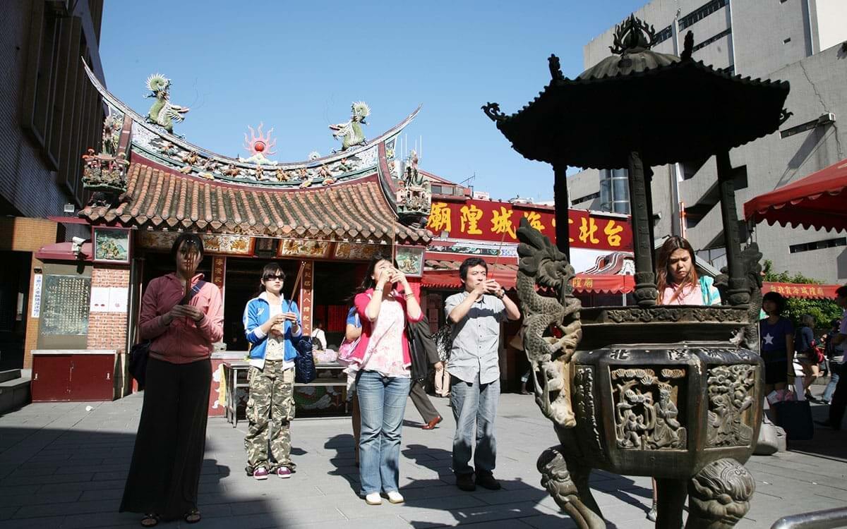 香火鼎盛的台北霞海城隍廟,是求姻緣的熱門景點。 圖:取自台北旅遊網網站 香火鼎盛的台北霞海城隍廟,是求姻緣的熱門景點。 圖:取自台北旅遊網網站