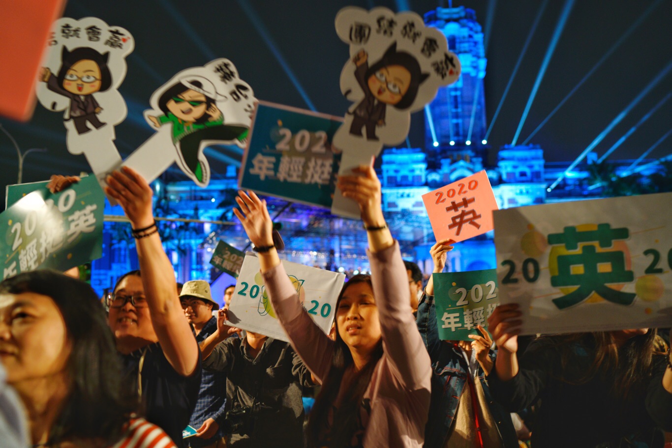 總統府音樂會,場邊學生「年輕挺英」舉牌。 圖:張良一/攝 總統府音樂會,場邊學生「年輕挺英」舉牌。 圖:張良一/攝