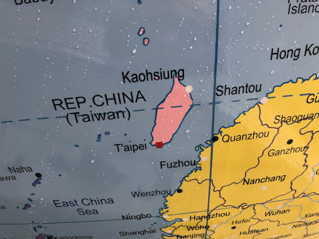 倫敦政經學院設立一座地球儀公共藝術品,把台灣和中國分為不同顏色,遭到中國留學生抗議,會議後決定改為同一顏色。 圖/中央社 倫敦政經學院設立一座地球儀公共藝術品,把台灣和中國分為不同顏色,遭到中國留學生抗議,會議後決定改為同一顏色。 圖/中央社