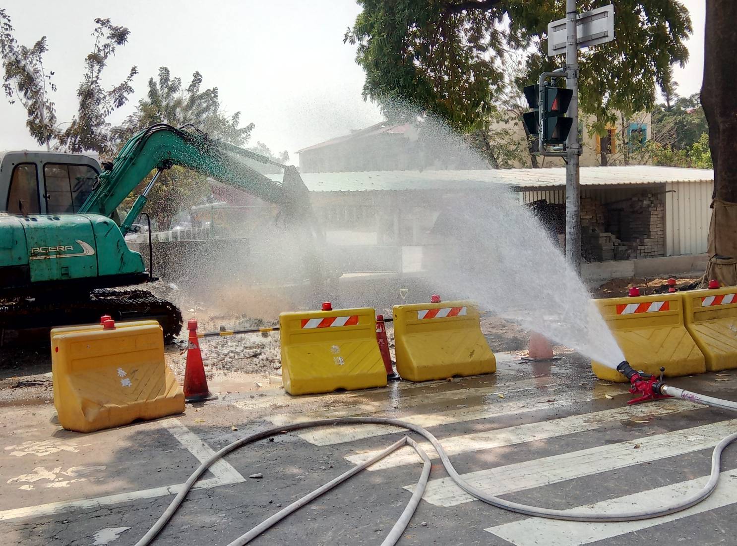 高雄市鳳山區國泰路二段60巷今日上午施工不慎挖破瓦斯管線,現場已派欣雄瓦斯公司的人員止漏中。 圖:高雄市政府提供 高雄市鳳山區國泰路二段60巷今日上午施工不慎挖破瓦斯管線,現場已派欣雄瓦斯公司的人員止漏中。 圖:高雄市政府提供