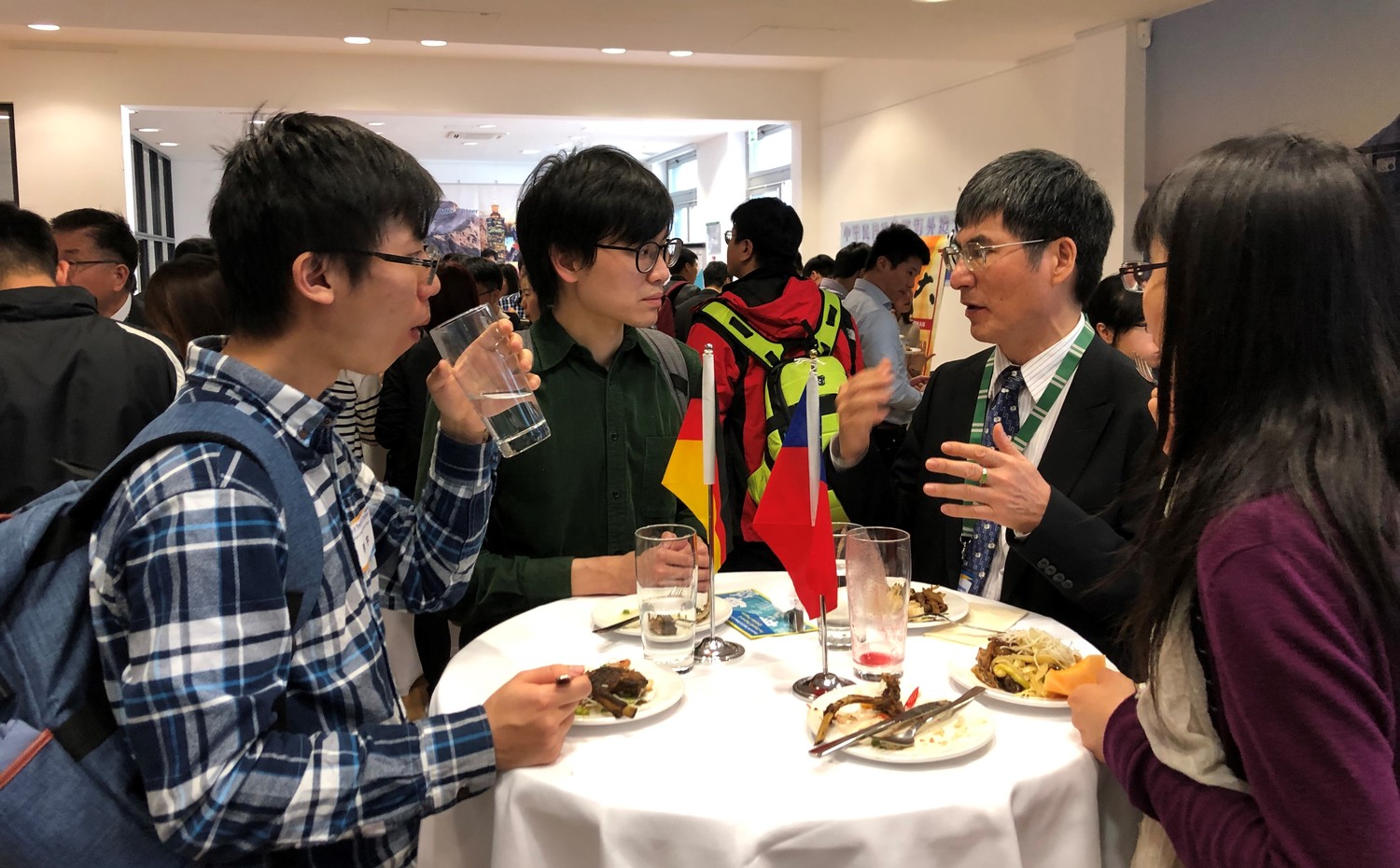 陳良基於歐洲攬才團德國場的宴會中與其他海外學人互相交流。 圖:科技部提供。 陳良基於歐洲攬才團德國場的宴會中與其他海外學人互相交流。 圖:科技部提供。