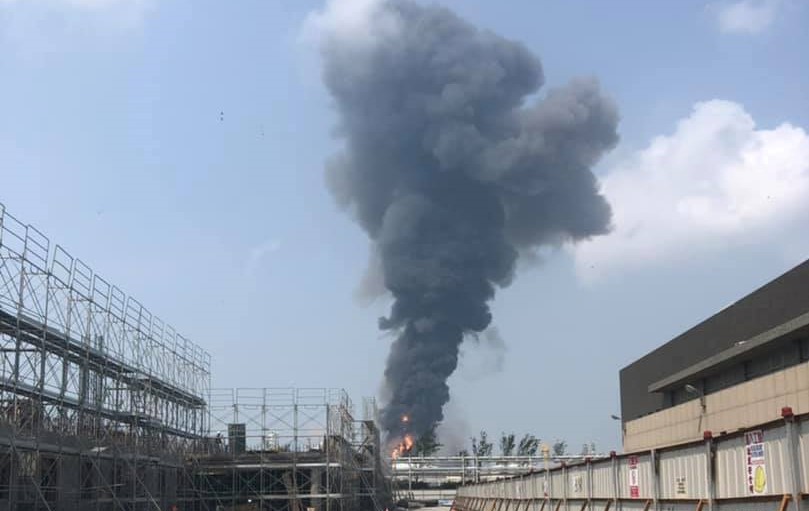台塑麥寮鄉六輕工業區台化芳香烴三廠今日下午突然發生工廠氣爆案,消防人員已前往現場搶救。 圖:翻攝自周柏吟臉書專頁 台塑麥寮鄉六輕工業區台化芳香烴三廠今日下午突然發生工廠氣爆案,消防人員已前往現場搶救。 圖:翻攝自周柏吟臉書專頁