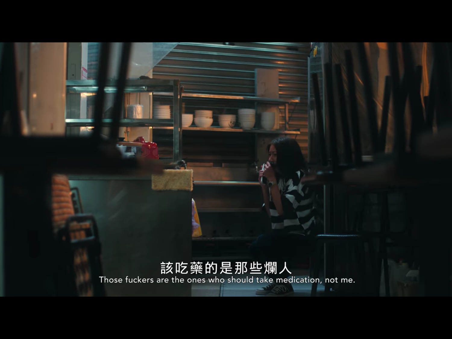「惡」是什麼?是持槍衝進電影院裡濫射,無差別殺害數十人的兇手?還是為收視率妖魔化兇手,並且公審兇手家庭的電視台?還是名為伸張正義,實則只想出鋒頭與洩憤,因而聚眾到兇手家裡潑漆砸店的8+9?…… 圖:翻攝自Youtube 「惡」是什麼?是持槍衝進電影院裡濫射,無差別殺害數十人的兇手?還是為收視率妖魔化兇手,並且公審兇手家庭的電視台?還是名為伸張正義,實則只想出鋒頭與洩憤,因而聚眾到兇手家裡潑漆砸店的8+9?…… 圖:翻攝自Youtube