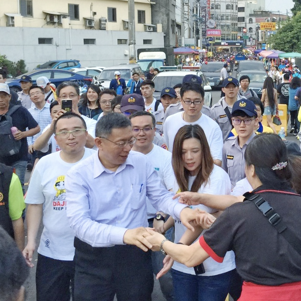 台北市長柯文哲參加大甲媽祖遶境,事先推出的大甲媽與柯文哲「潮T」,幕僚都穿在身上支持。 圖:翻攝柯文哲全國揪朋友LINE@ 台北市長柯文哲參加大甲媽祖遶境,事先推出的大甲媽與柯文哲「潮T」,幕僚都穿在身上支持。 圖:翻攝柯文哲全國揪朋友LINE@