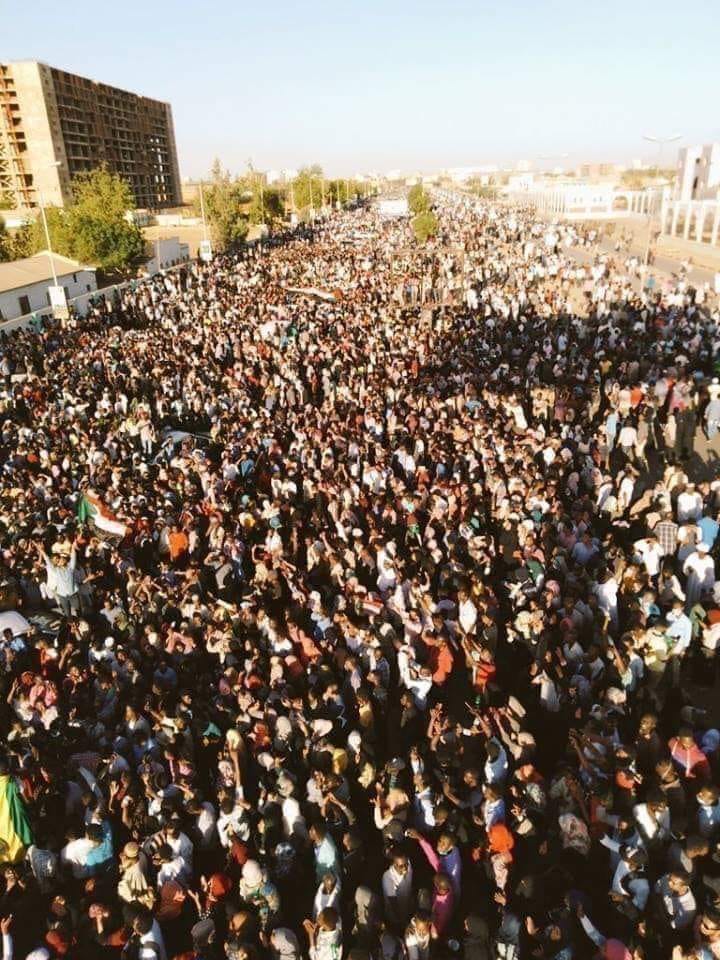 蘇丹爆發有史以來最大規模抗議,成千上萬民眾在喀土木國防部軍方總部外集結,高喊「推翻」。 圖:翻攝自SudanUprising Germany臉書 蘇丹爆發有史以來最大規模抗議,成千上萬民眾在喀土木國防部軍方總部外集結,高喊「推翻」。 圖:翻攝自SudanUprising Germany臉書