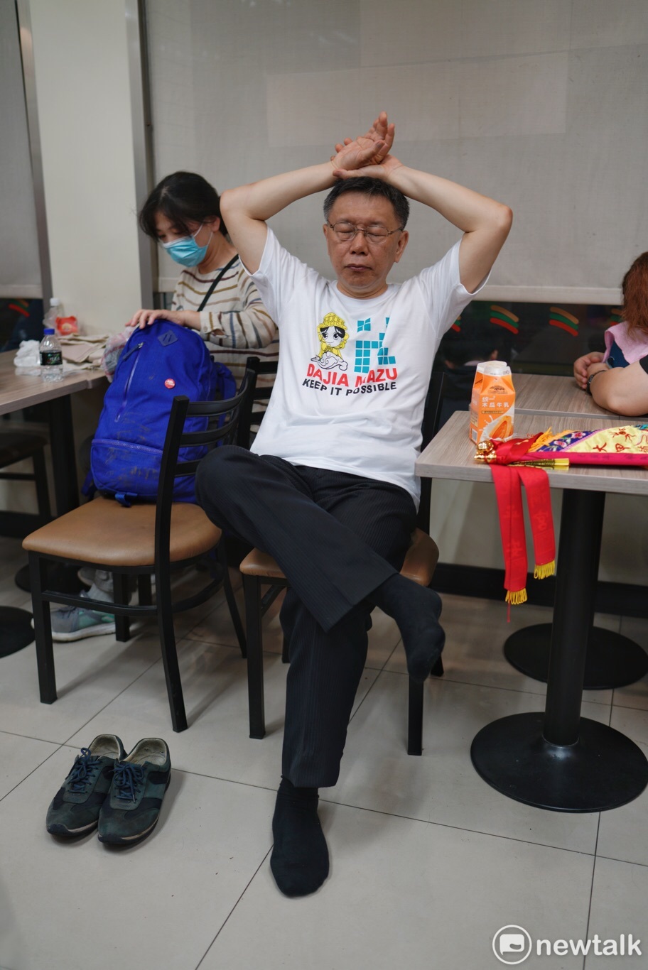 柯文哲參加大甲遶境活動,先瞇一下才有體力前進。 圖:張良一/攝影 柯文哲參加大甲遶境活動,先瞇一下才有體力前進。 圖:張良一/攝影
