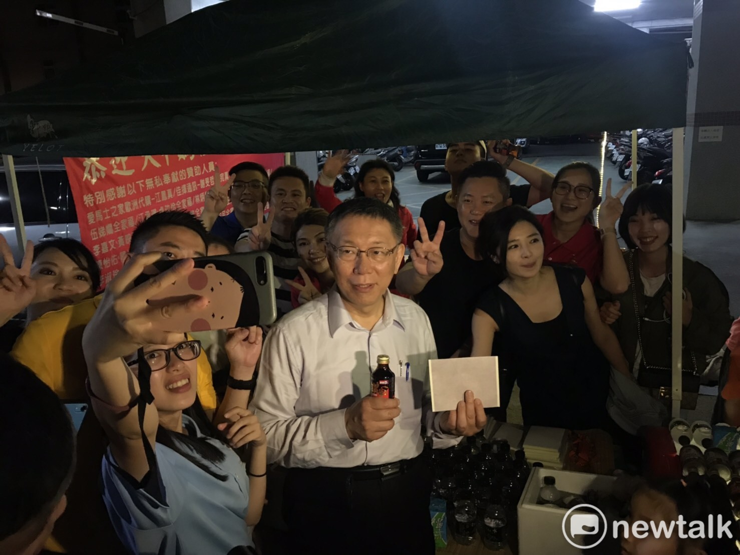 柯文哲晚間7點多走在花壇地區時,熱情民眾將他拉進去「餵食」。 圖:周煊惠 / 攝 柯文哲晚間7點多走在花壇地區時,熱情民眾將他拉進去「餵食」。 圖:周煊惠 / 攝