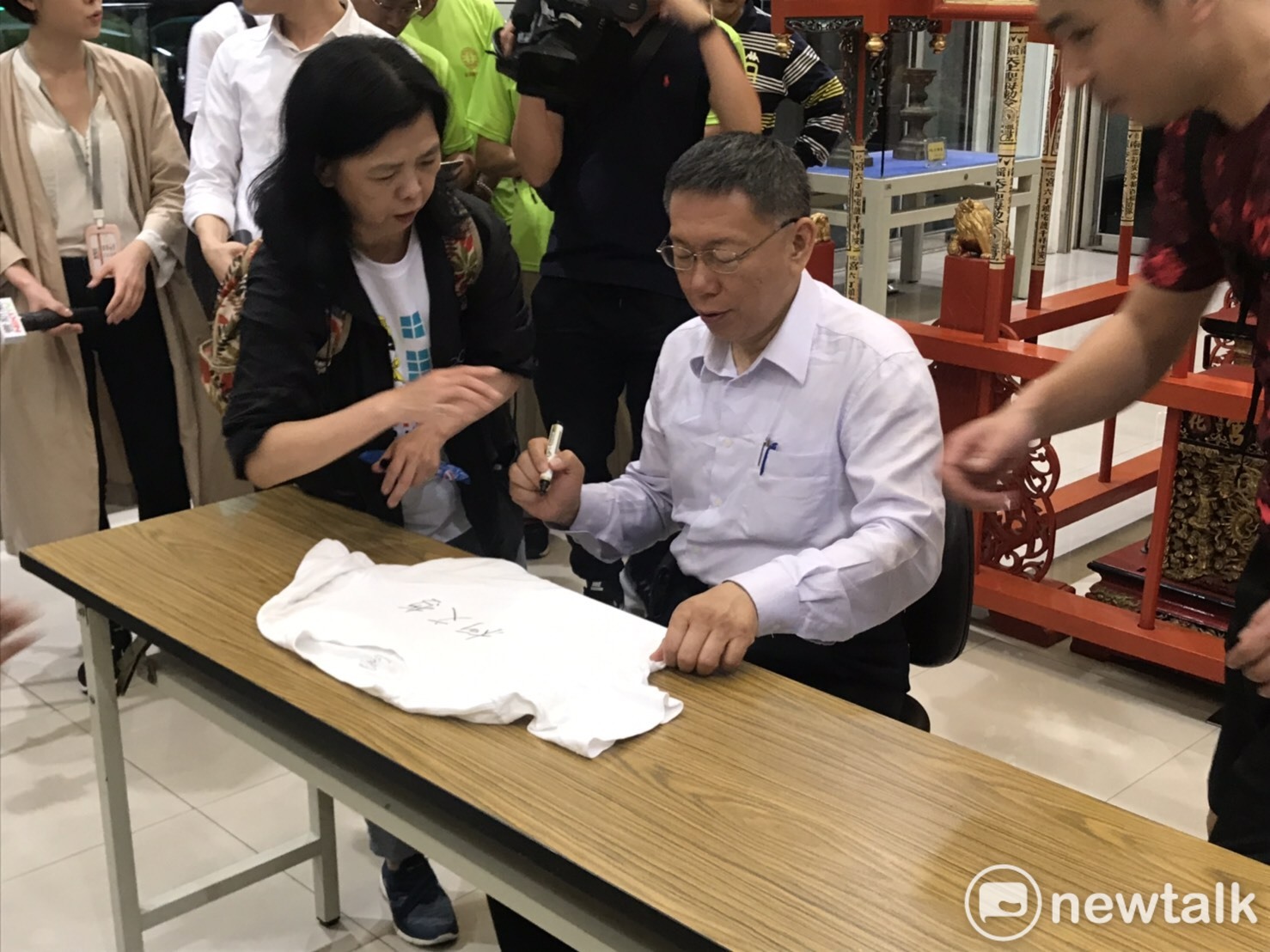 柯文哲舉辦小型簽名會。 圖:周煊惠 / 攝 柯文哲舉辦小型簽名會。 圖:周煊惠 / 攝