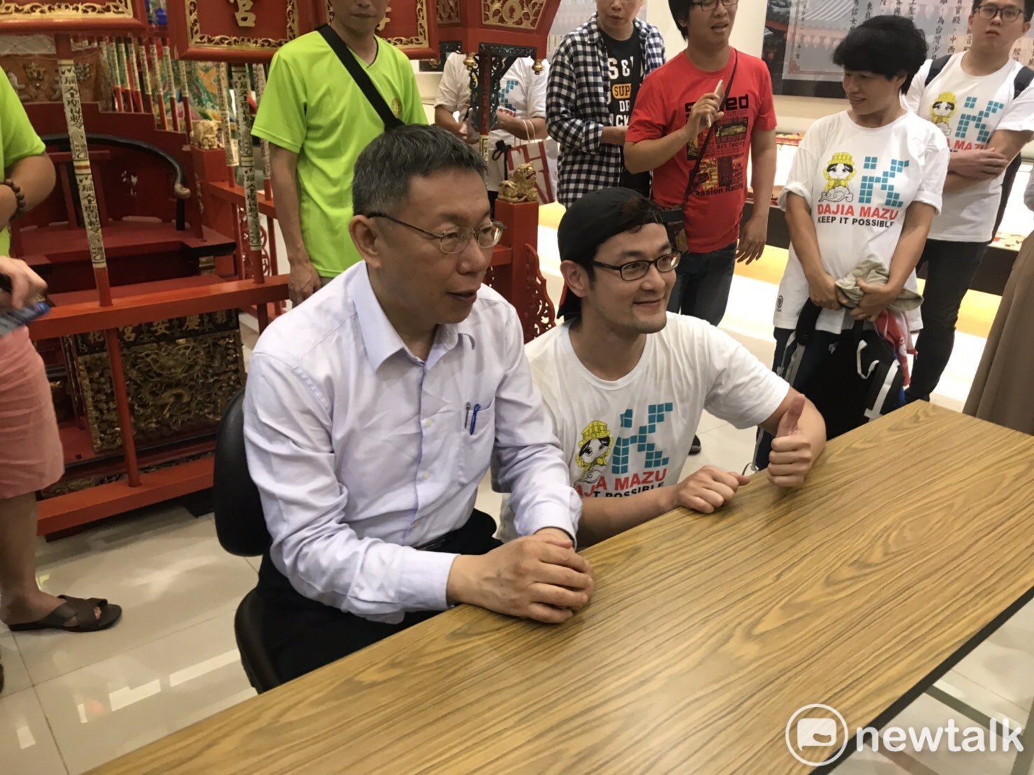 柯文哲與民眾拍照。 圖:周煊惠 / 攝 柯文哲與民眾拍照。 圖:周煊惠 / 攝
