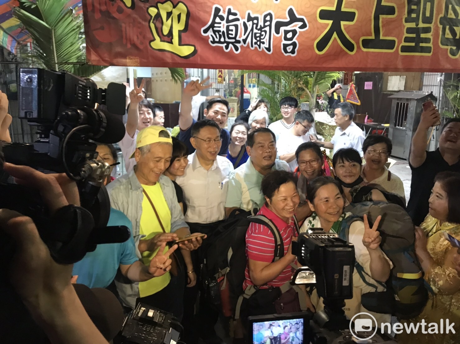柯文哲與民眾拍照。 圖:周煊惠 / 攝 柯文哲與民眾拍照。 圖:周煊惠 / 攝