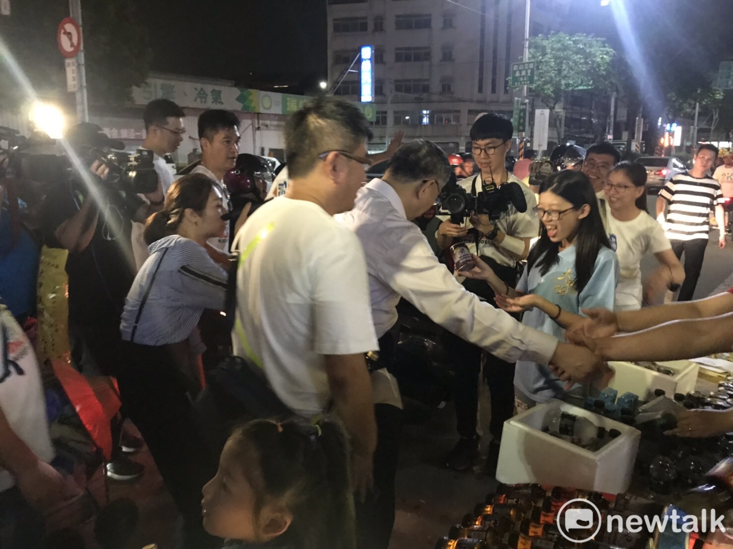 柯文哲與民眾握手。 圖:周煊惠 / 攝 柯文哲與民眾握手。 圖:周煊惠 / 攝