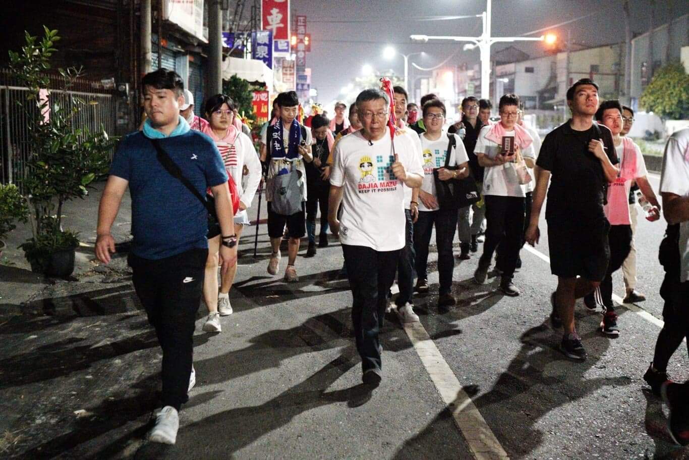 台北市長柯文哲8日晚間10:35,抵達員林市與大村鄉交界的一處休息站時,比表訂抵達員林龍燈公園的時間落後。 圖:張良一/攝 台北市長柯文哲8日晚間10:35,抵達員林市與大村鄉交界的一處休息站時,比表訂抵達員林龍燈公園的時間落後。 圖:張良一/攝