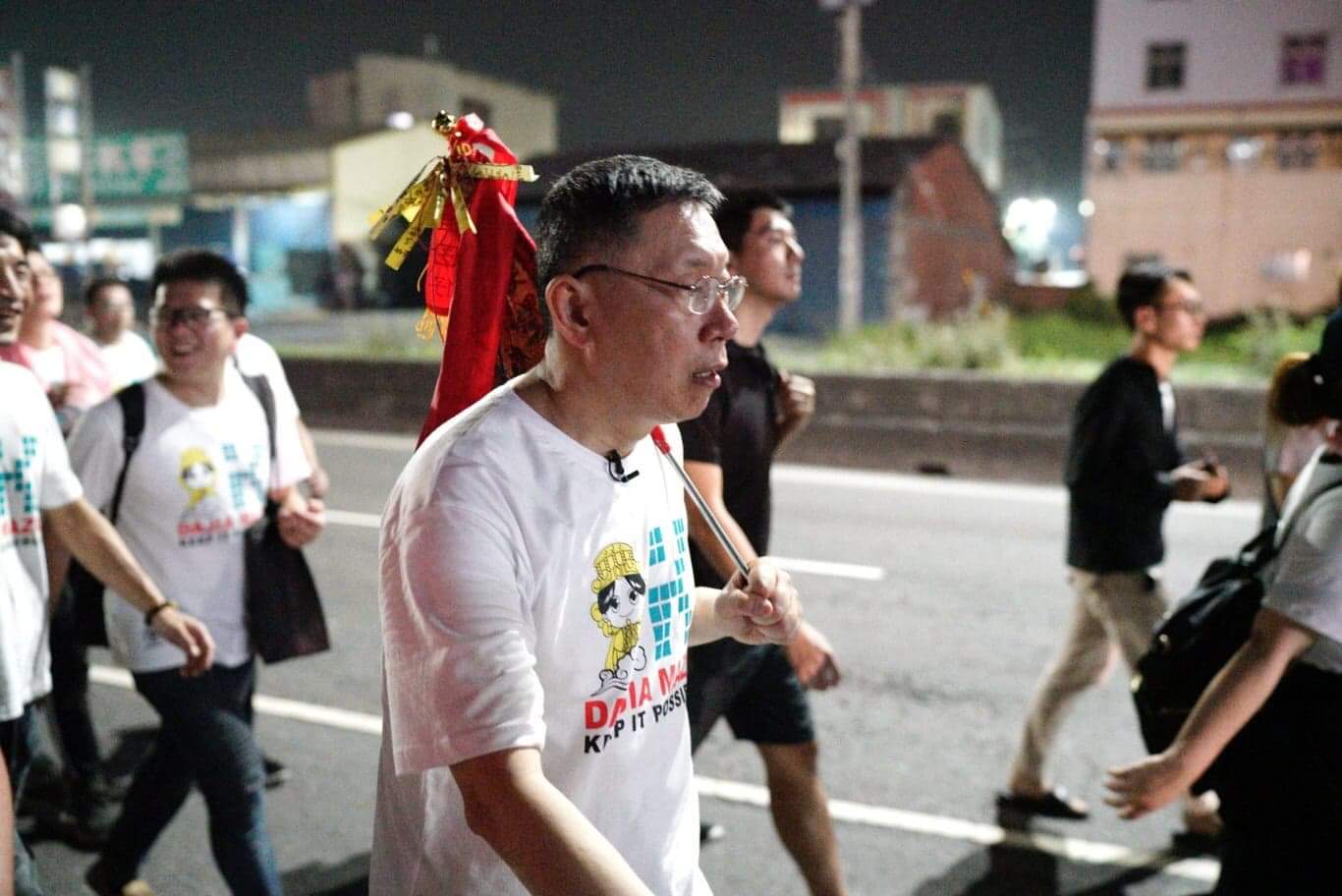 台北市長柯文哲8日晚間10:35,抵達員林市與大村鄉交界的一處休息站時,比表訂抵達員林龍燈公園的時間落後。 圖:張良一/攝 台北市長柯文哲8日晚間10:35,抵達員林市與大村鄉交界的一處休息站時,比表訂抵達員林龍燈公園的時間落後。 圖:張良一/攝