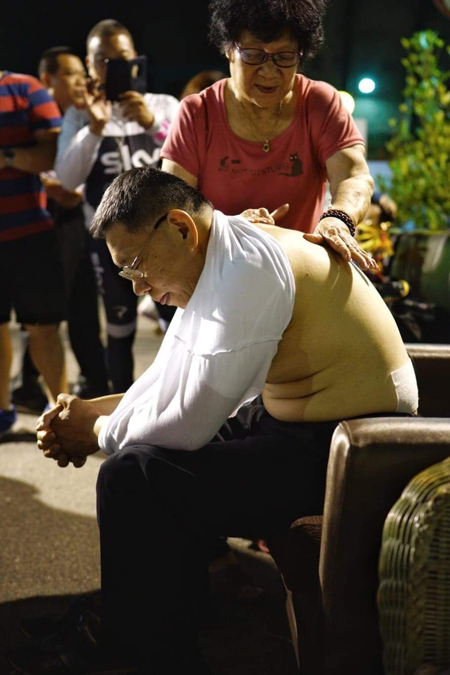 按摩過程中,阿伯小腹三層肉一覽無遺,身上貼的藥膏也出來見人,但也讓柯連續兩個夜晚熬夜走路所積累的緊蹦筋骨獲得舒緩。 圖:張良一/攝 按摩過程中,阿伯小腹三層肉一覽無遺,身上貼的藥膏也出來見人,但也讓柯連續兩個夜晚熬夜走路所積累的緊蹦筋骨獲得舒緩。 圖:張良一/攝