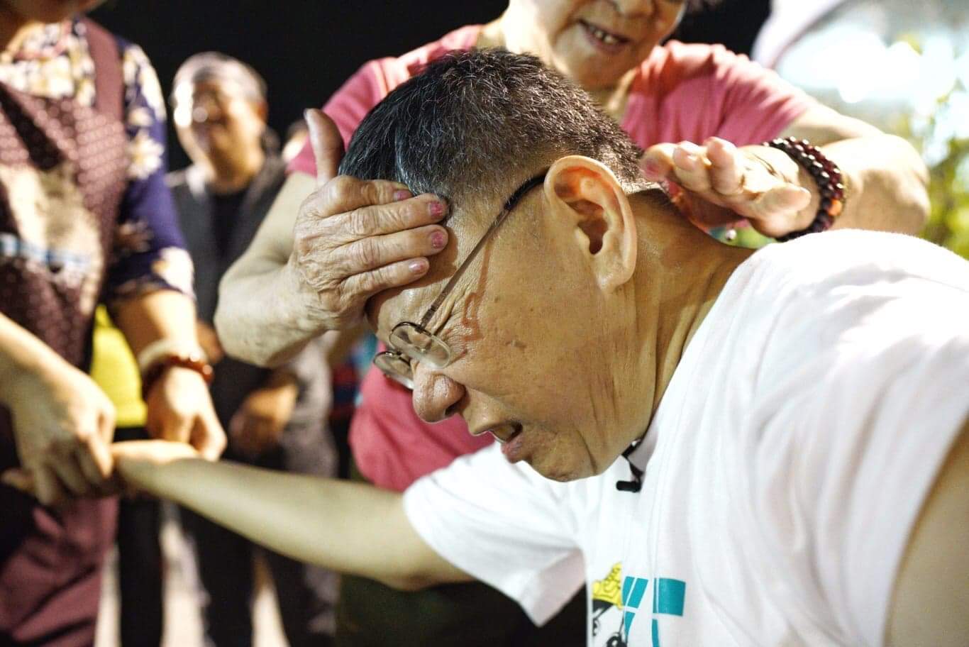 一位78歲的阿嬤幫柯文哲從頭到腳指壓按摩,柯文哲被按到痛處時,臉部頻頻露出痛苦狀。 圖:張良一/攝 一位78歲的阿嬤幫柯文哲從頭到腳指壓按摩,柯文哲被按到痛處時,臉部頻頻露出痛苦狀。 圖:張良一/攝