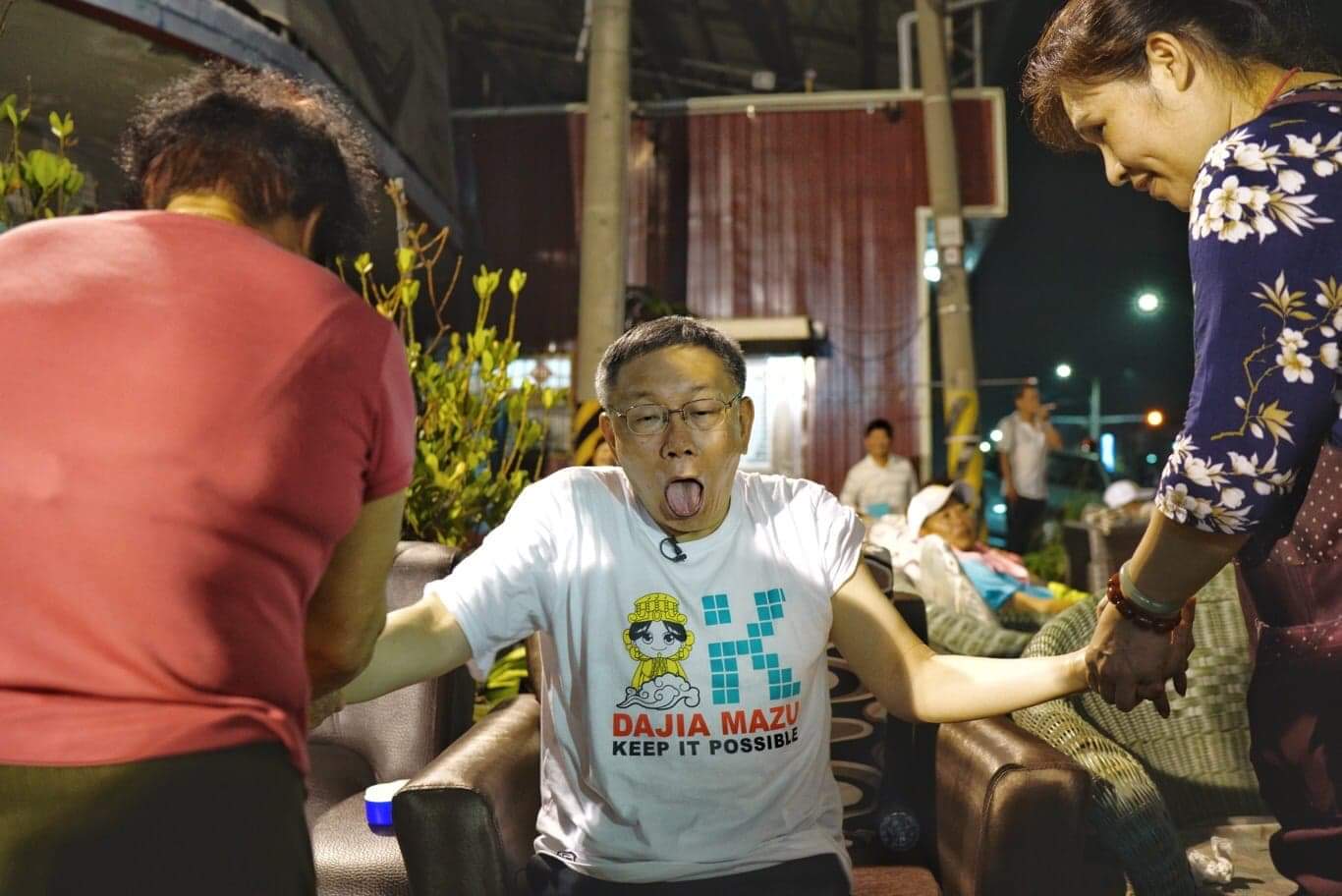 一位78歲的阿嬤幫柯文哲從頭到腳指壓按摩,柯文哲被按到痛處時,臉部頻頻露出痛苦狀,此一吐舌頭的鏡頭很逗趣。 圖:張良一/攝 一位78歲的阿嬤幫柯文哲從頭到腳指壓按摩,柯文哲被按到痛處時,臉部頻頻露出痛苦狀,此一吐舌頭的鏡頭很逗趣。 圖:張良一/攝